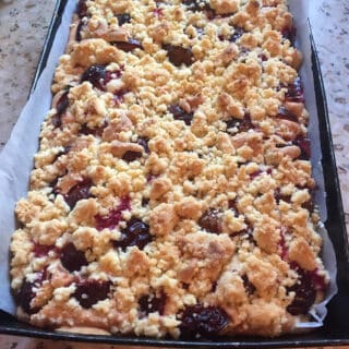 Supereasy fruit crumble topping for cakes and cookies.