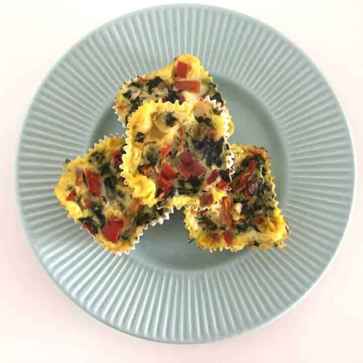 Quick and colorful quiche with spinach and bacon perfect for breakfast!