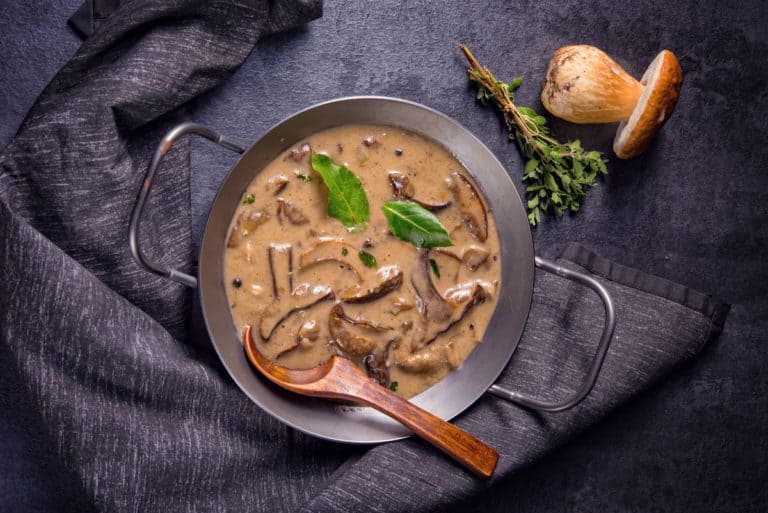 Skillet filled with Polish sos grzybowy.