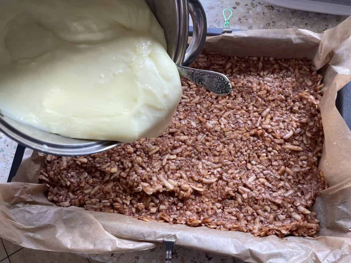 Pudding layer in the Polish gluten free apple cake